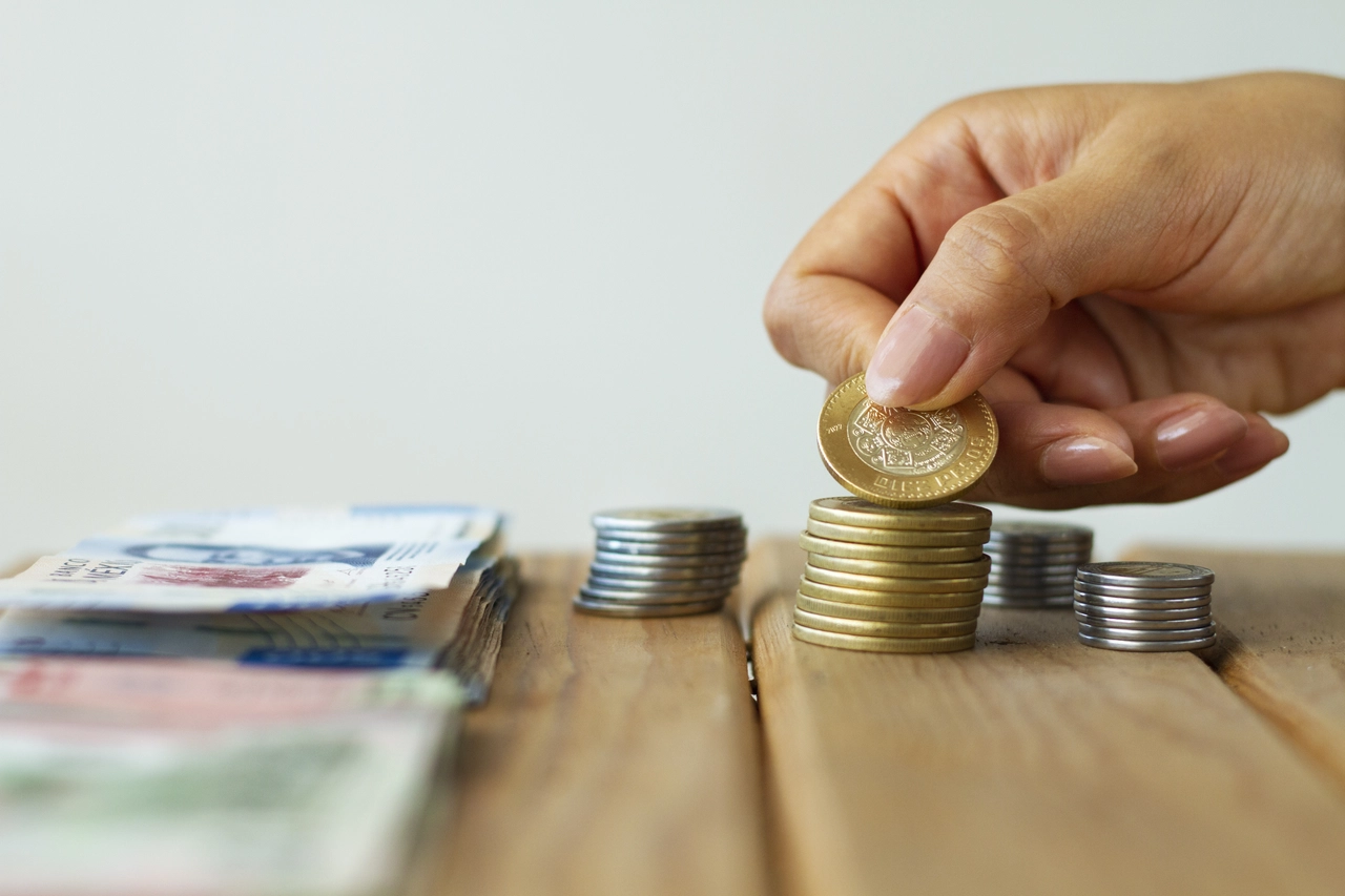 ¿Tienes mil dólares guardados? Aquí está la mejor forma de invertirlos y multiplicarlos
