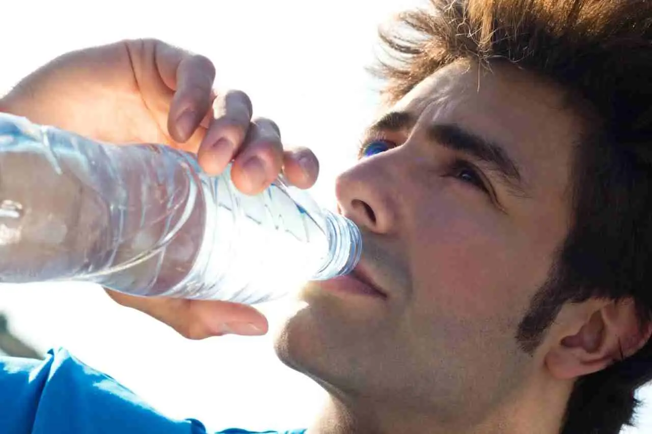 ¿Beber agua fría te quita el calor? Descubre si realmente funciona o lo empeora